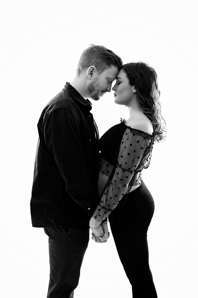 photographie de couple en noir et blanc pendant la grossesse