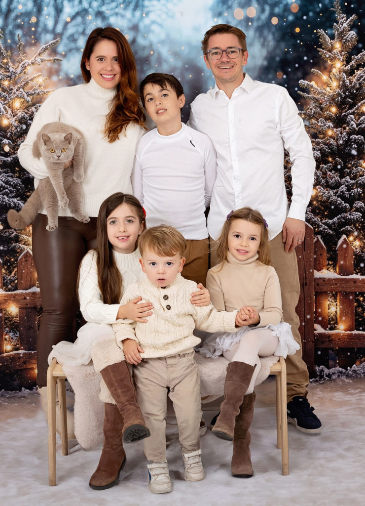 Miniséance de Noël d'une famille, avec un décor enneigé à Pezilla-la-Rivière par Carolina Rubio Photography