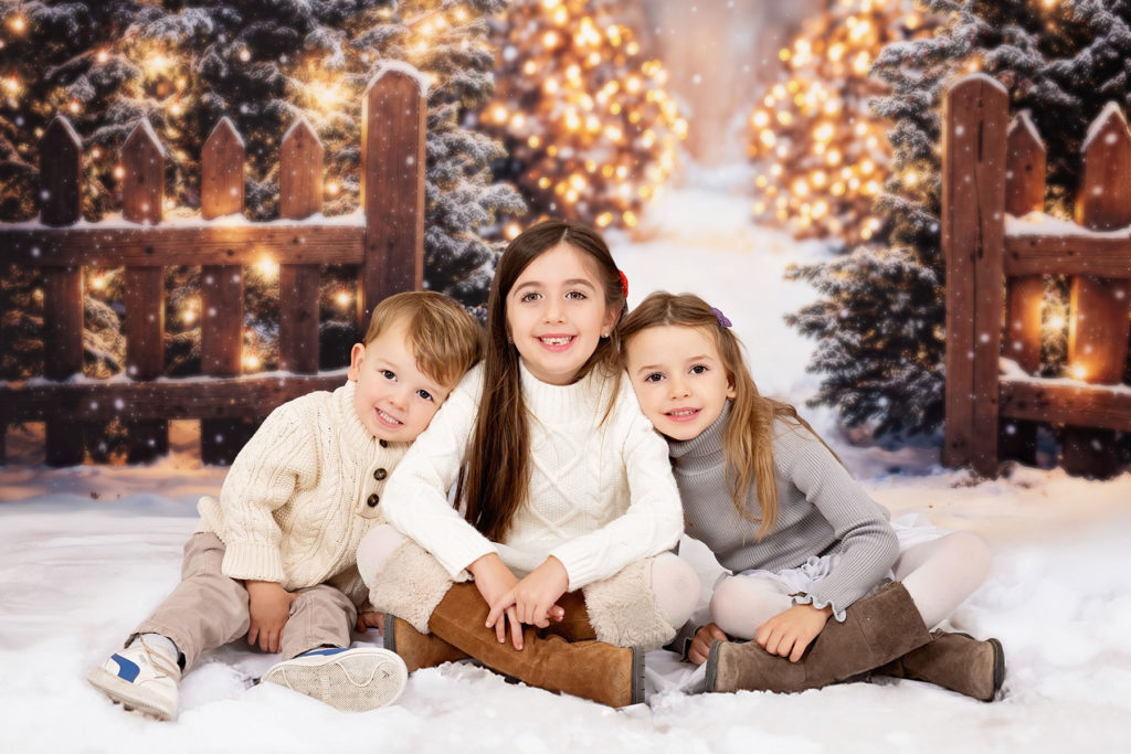 Miniséance de Noël de trois enfants avec un décor enneigé à Pezilla-la-Rivière par Carolina Rubio Photography