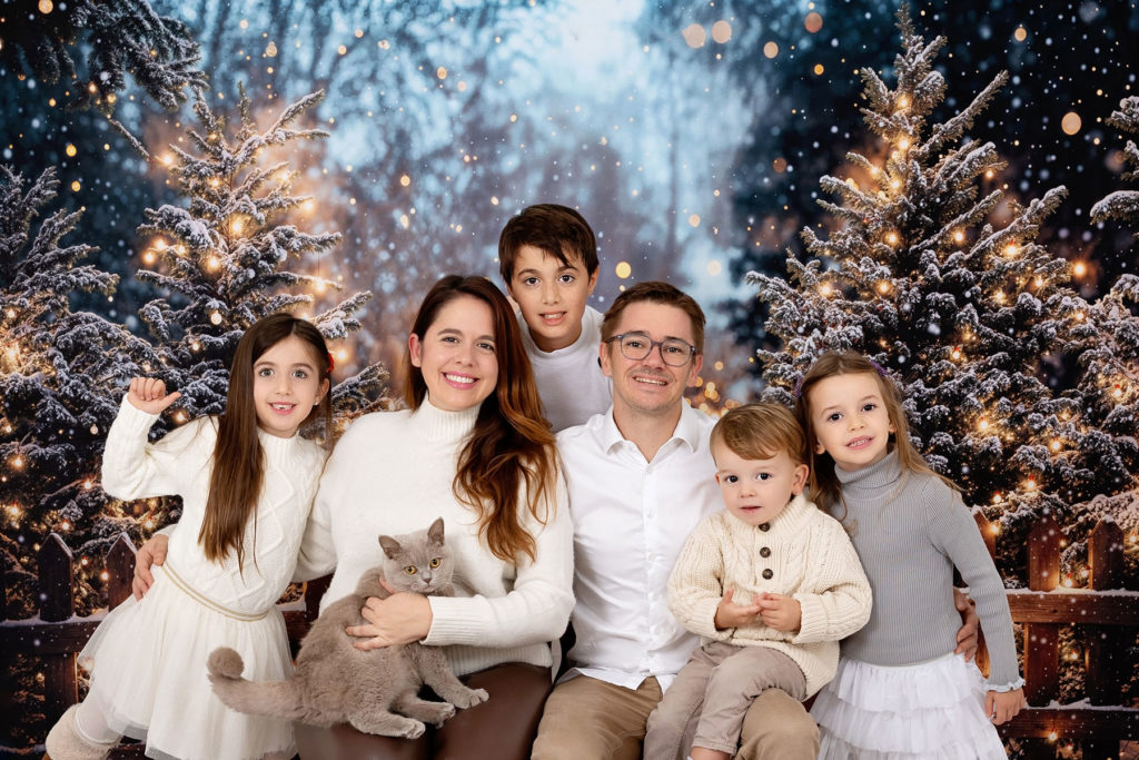 Miniséance de Noël d'une famille, avec un décor enneigé à Pezilla-la-Rivière par Carolina Rubio Photography