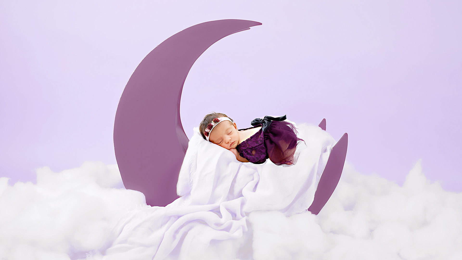 Galerie photo naissance | Nouveau-né endormi dans un lit rond entouré de fleurs formant le mot LOVE – Carolina Rubio Photography à Pézilla-la-Rivière Photographie d'une petite fille de 15 jours, couchée sur son ventre dans un lit en forme de lune.