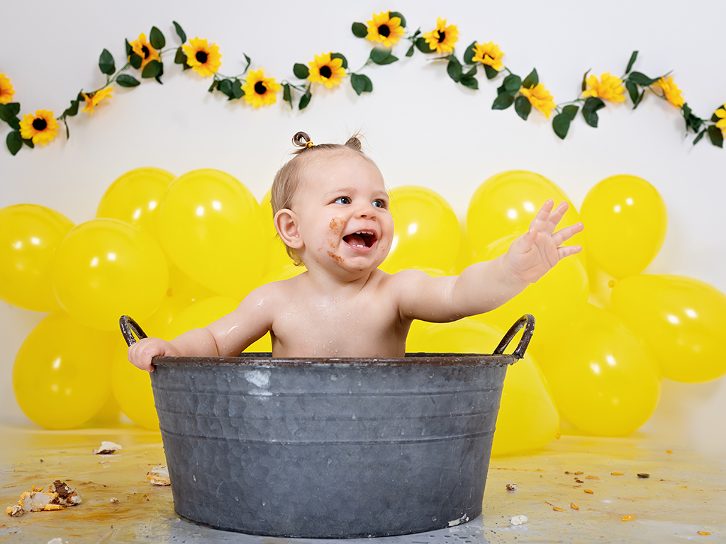 Bain de lait pour bébé avec décoration de tournesol